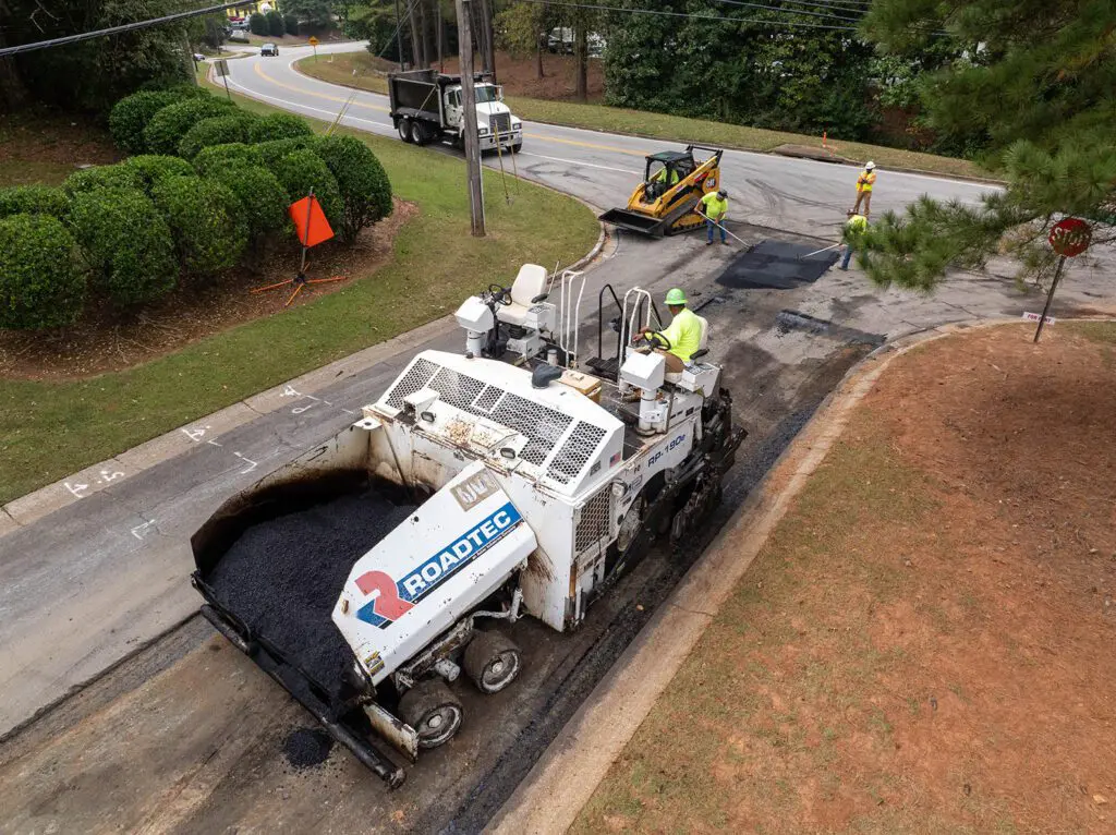 magnum paving employee on a milling machine